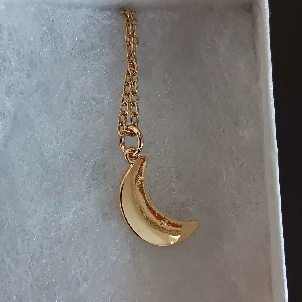 Elegant Gold Crescent Moon Necklace